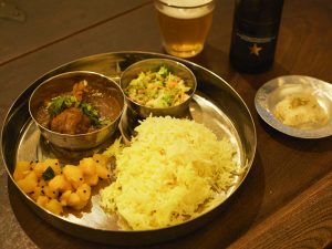 完成したカレープレートと「INEDIT（イネディット）」