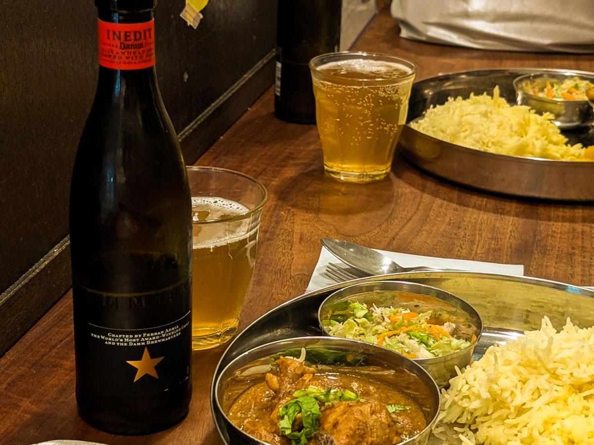 作りたてのカレーと冷えたビールで乾杯!