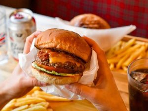 やはりイベントには欠かせないボリューミーなハンバーガー
