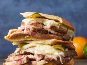かぶりつきたたくなるビジュアルで、食べ応え満点なピタサンドも [食楽web]