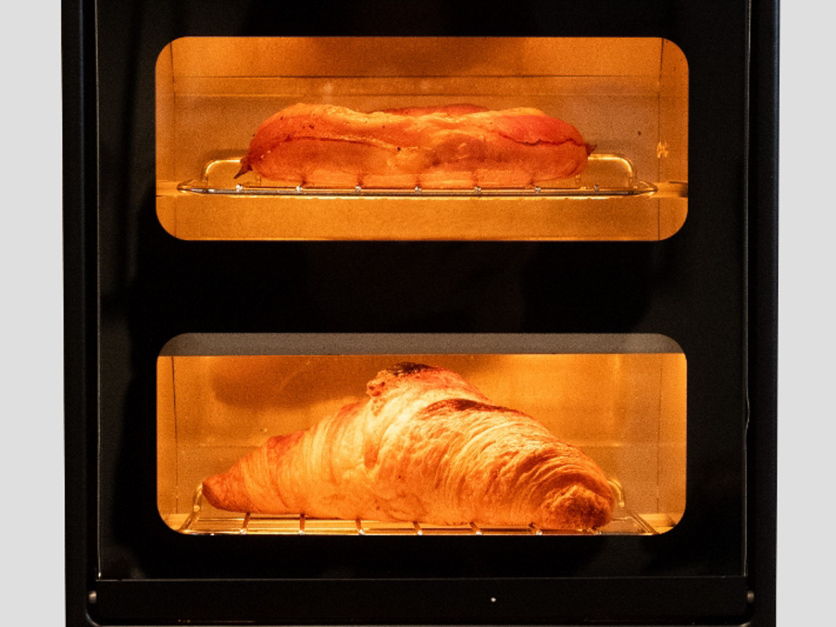 クロワッサンなど温度調節が難しい油分の多いパンも美味しくリベイクできる。また、250℃の高温により、ピザや焼き餅、冷凍グラタンなど、簡単なグリル調理も可能