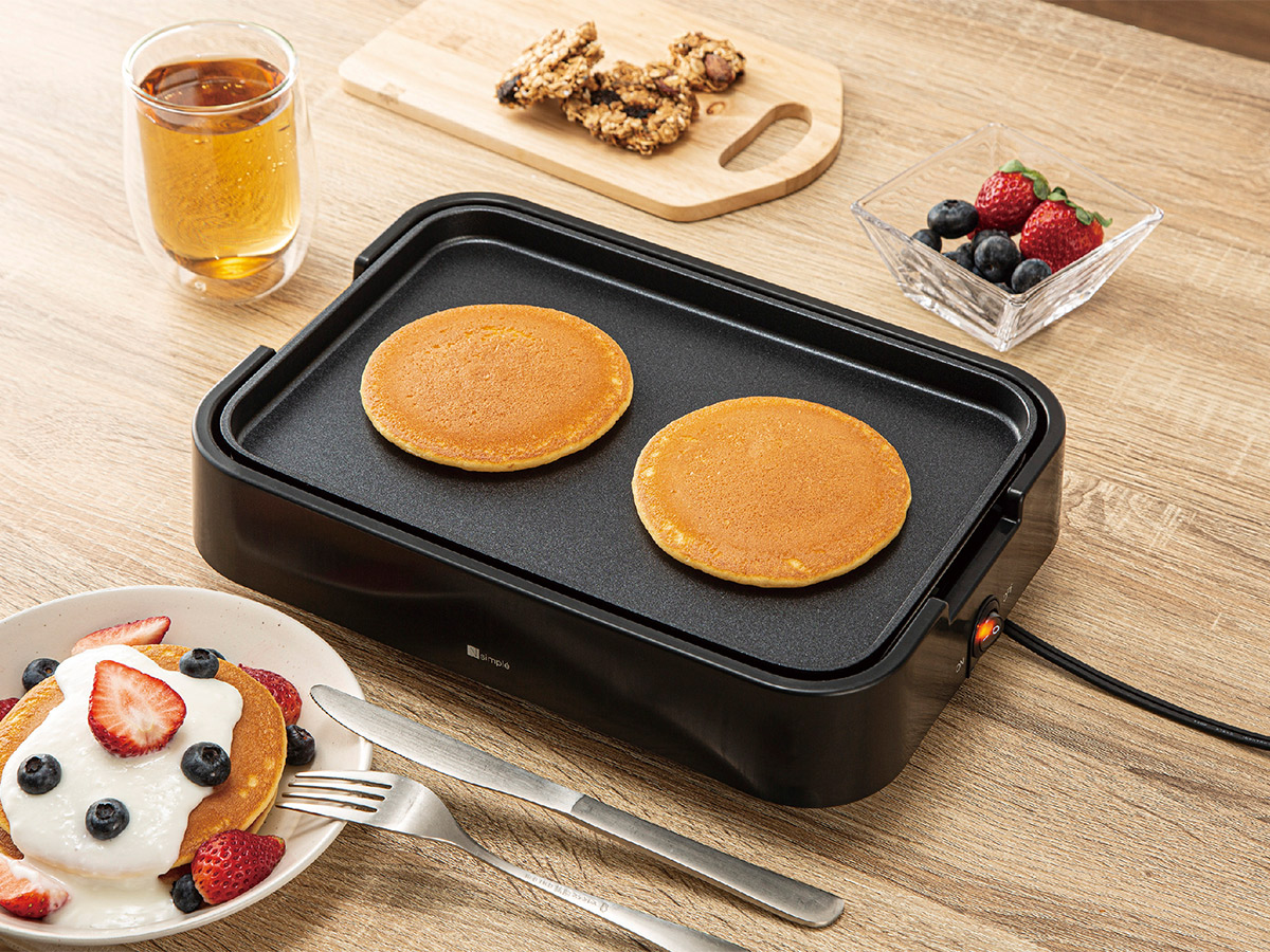 プレートはフラットとたこ焼き用の2枚がセット。調理したいメニューに合わせて交換可能