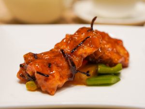 「陳皮入り酢豚」。お肉はイベリコ豚を使用。黒いのがみかんの皮を干した「陳皮」