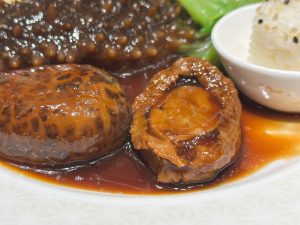 「アワビとナマコの煮込み・花しいたけとレタス添え」