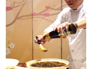 煮鮑の仕上げは、李錦記のオイスターソースで煮詰めていく