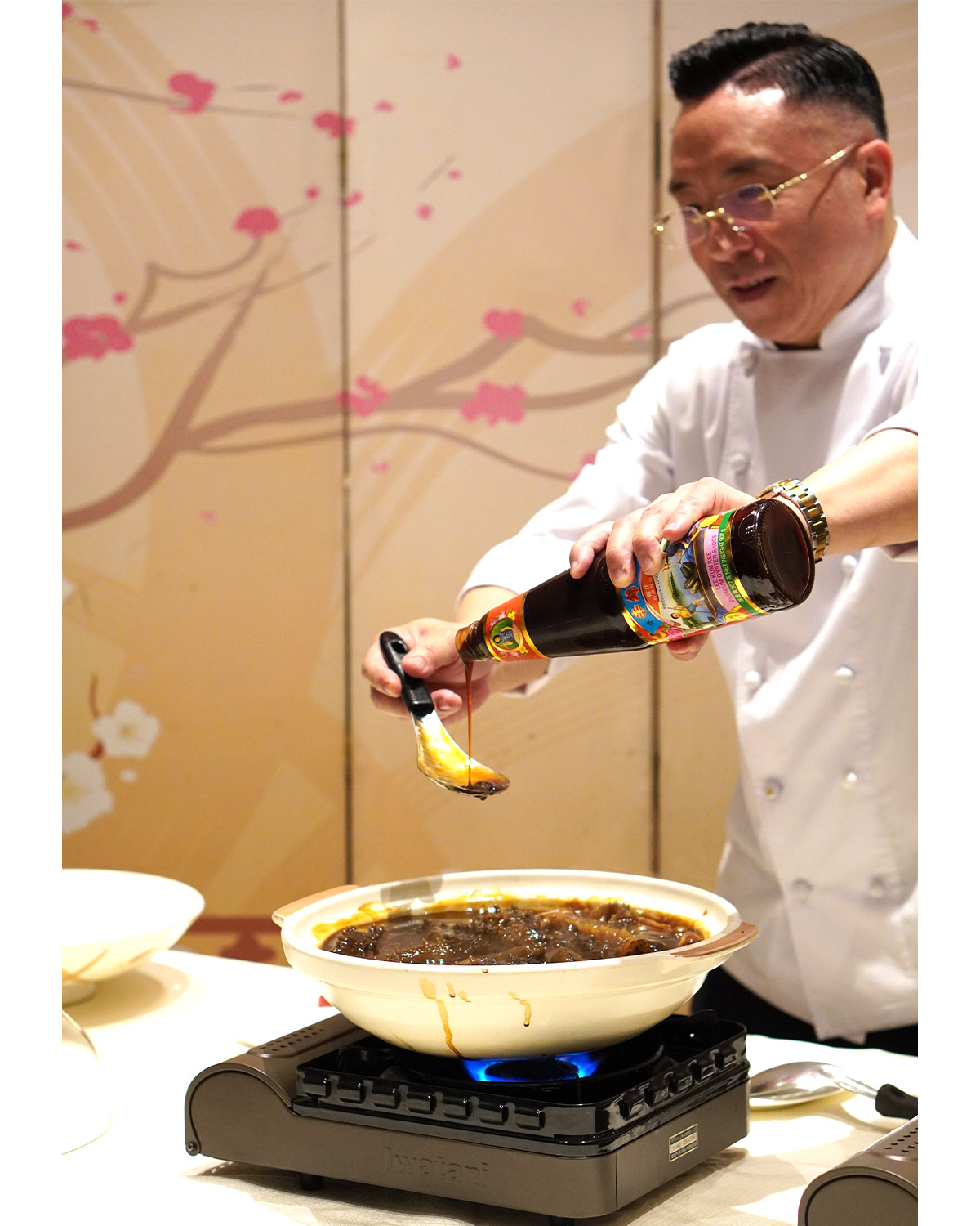 煮鮑の仕上げは、李錦記のオイスターソースで煮詰めていく