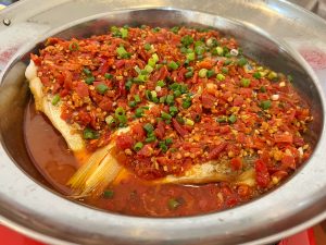 唐辛子たっぷりの「ドゥオ椒魚頭」