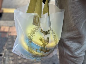 行列して大量購入する人が多いなか、筆者は2缶しか買えず