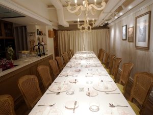 店の奥にあるダイニング。個室としても利用できる[食楽web]