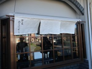 店の場所は、JR西日本和歌山線・香芝駅から約900ｍ離れた国道168号線沿い