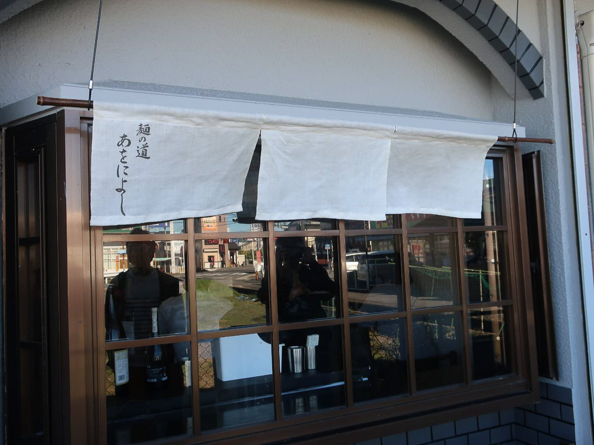 店の場所は、JR西日本和歌山線・香芝駅から約900m離れた国道168号線沿い