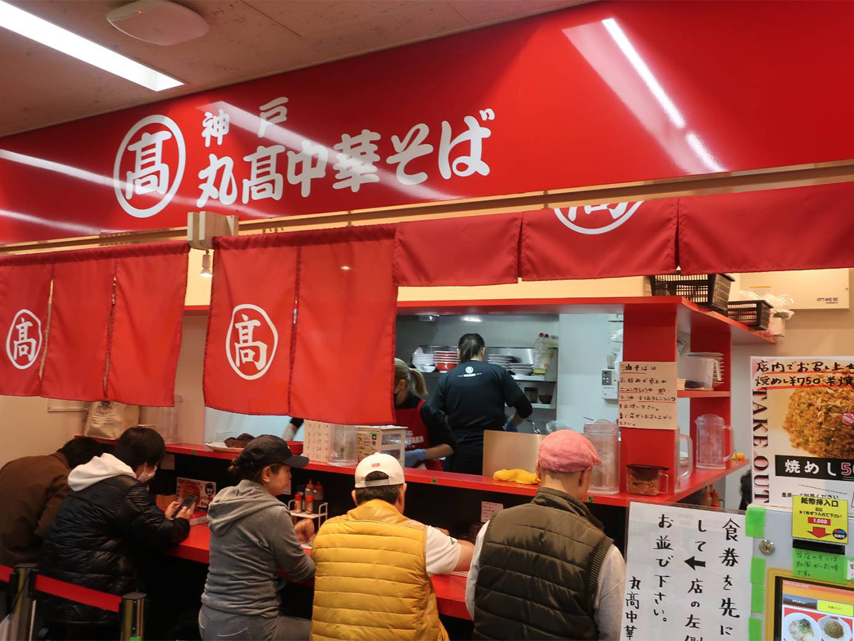 常に大勢のお客で賑わう店内。麺料理以外では「焼きめし」も名物