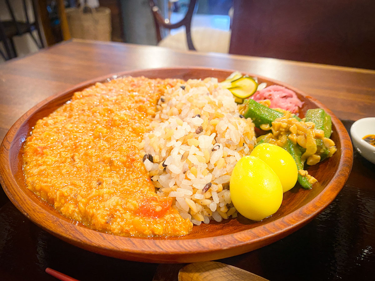 「薬膳発酵キーマカレー」は、数種のスパイスを使いながらも辛さは控えめ。納豆を使ったアチャールが添えられています