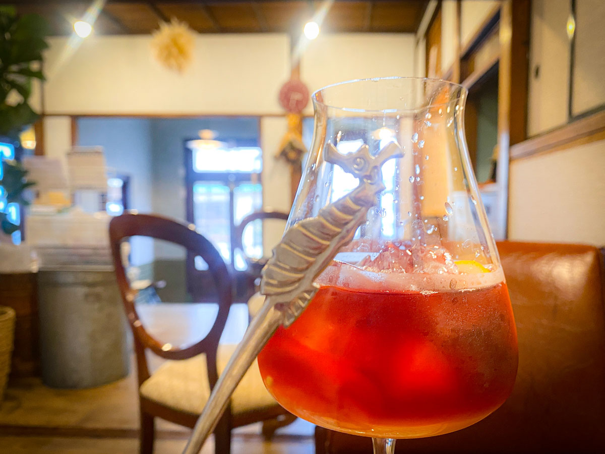 クラフトコーラやハーブティーなどドリンクメニューも豊富