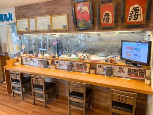 カウンター、テーブル席、小上がりがあります