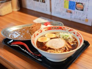 「速星ブラックラーメン カツカレーのセット」（1200円）