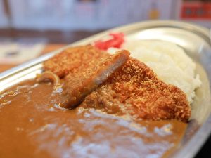 このスナックのような薄カツがどろっとしたカレーと相性ばっちり