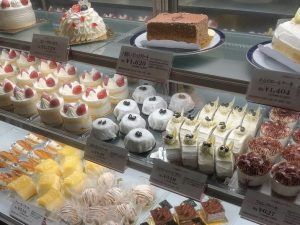 北海道産の生クリームを使っているそうで、ちょこんと乗ったいちごも愛らしいのです。