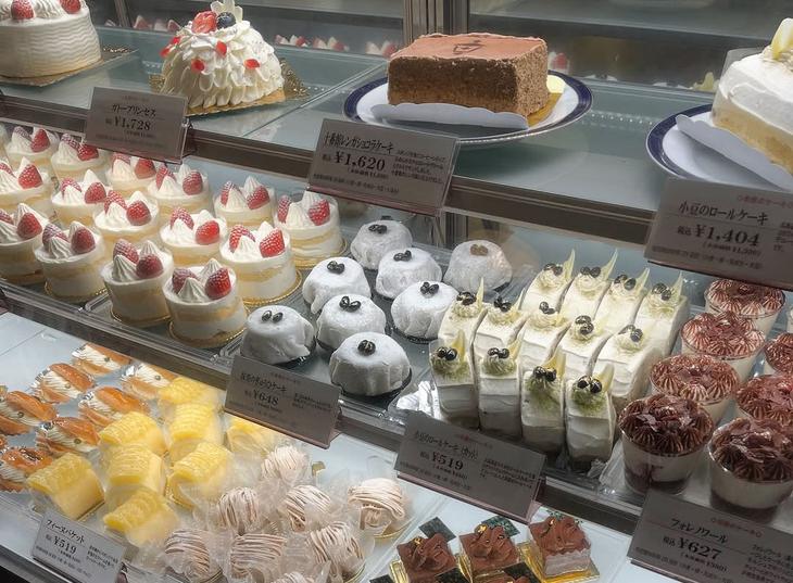 北海道産の生クリームを使っているそうで、ちょこんと乗ったいちごも愛らしいのです。