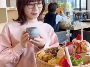 「苺の花籠のアフタヌーンティー」1名5500円（税込）※2025年4月24日（木）までの予約制