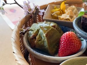 春は苺と桜を目で見て、舌で味わって！