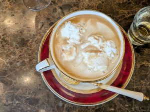最初にこんもり生クリームを入れて、徐々に溶かして、最後は完全にかき混ぜて飲むのが好き