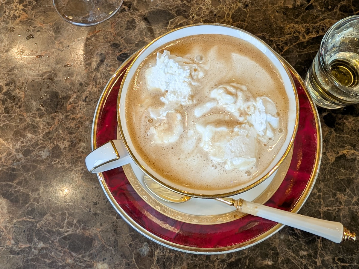 最初にこんもり生クリームを入れて、徐々に溶かして、最後は完全にかき混ぜて飲むのが好き