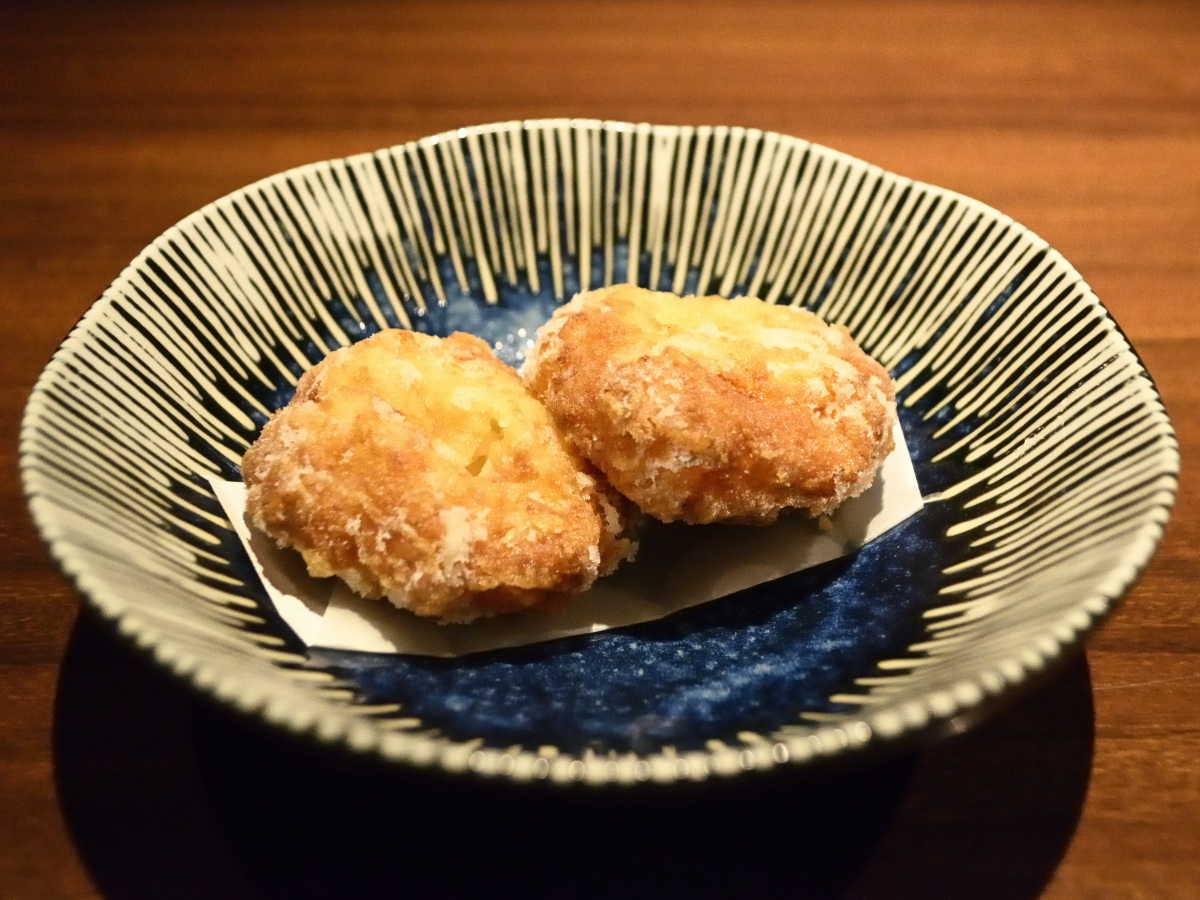 「海老のしんじょう揚」740円。海老の食感を残しつつ、驚くほどふわっふわに仕上げられたお店の名物メニュー。日本酒とのペアリングも抜群。食べ止まらず一人で8個平らげる女性もいるそうです