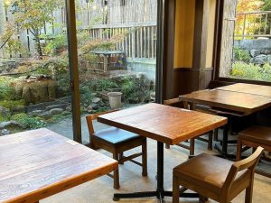 和モダンな店内