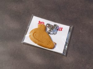 硬質素材で作られた「鳩サブレーチャーム」（税込500円）もお迎えしました。