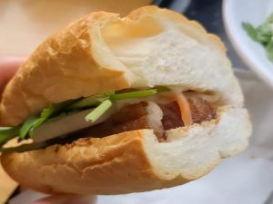 　セットのバインミーも食べやすいサイズながら主役級の存在感。温かいバゲットの中には、パテや野菜、なますもぎっしり！ バゲットの食感も良いです。