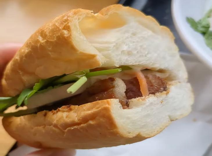 セットのバインミーも食べやすいサイズながら主役級の存在感。温かいバゲットの中には、パテや野菜、なますもぎっしり! バゲットの食感も良いです。