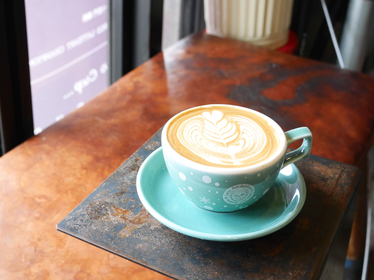 【京都】コーヒー好きが集う隠れ家『Latteart Junkies RoastingShop北野天満宮店』のカフェラテ
