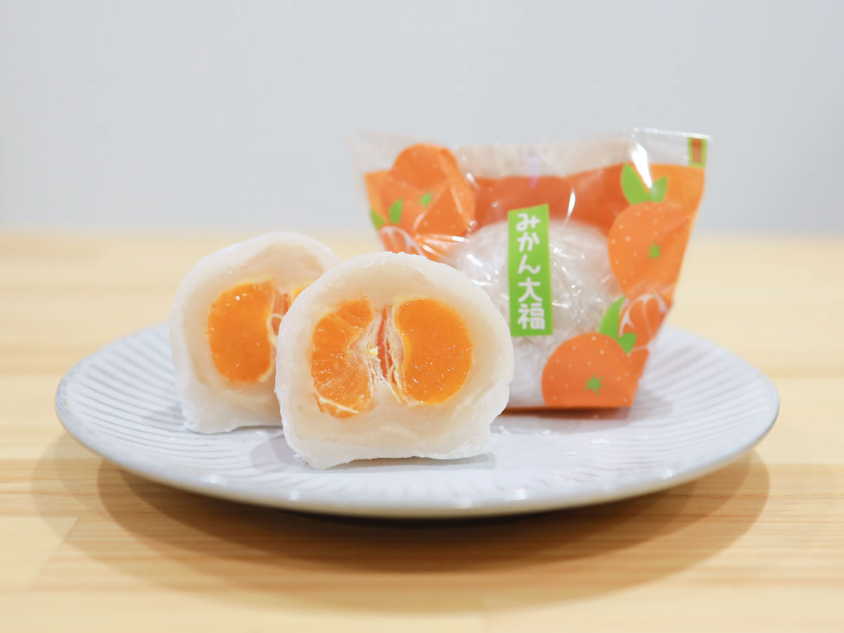 富山の春のおいしい風物詩。老舗『佐々木千歳堂』の丸ごとみかん大福