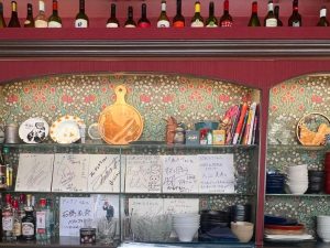 店内は喫茶店のような居心地の良い雰囲気。芸能人のサインも多数飾られています