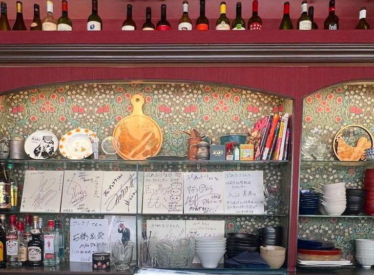 店内は喫茶店のような居心地の良い雰囲気。芸能人のサインも多数飾られています