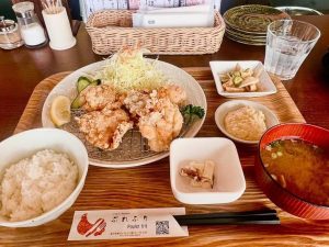 看板メニュー「プレーン唐揚げ（Mサイズ・4個入り）1000円（税込）をオーダー