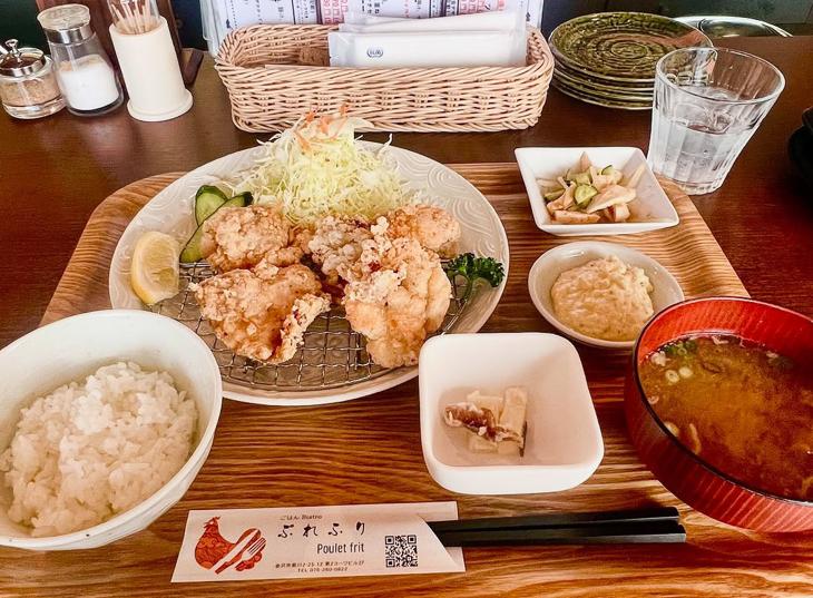 看板メニュー「プレーン唐揚げ（Mサイズ・4個入り）1000円（税込）をオーダー