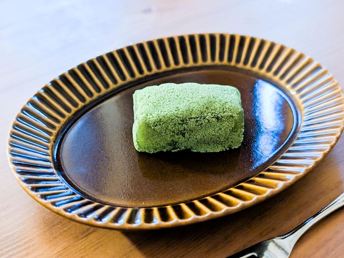 抹茶そぼろと求肥がもちもちで癒される味わい