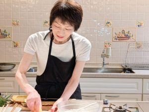 　今回浜内先生が選んだテーマは、和食。パイナップルというと中華料理や、エスニック料理のイメージがありますが、和食とどのようにマッチするのでしょうか。しかも、レシピのポイントは、“砂糖”を使わないという点。砂糖を使わずに作る酢飯は必見です。 「今回は砂糖の代わりにパイナップルを使います。和食は、甘味、塩味、酸味のバランスが大切ですが、パイナップルの自然な甘さと酸味で砂糖なしでもおいしく仕上がるんですよ」（浜内先生）