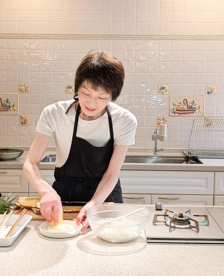 今回浜内先生が選んだテーマは、和食。パイナップルというと中華料理や、エスニック料理のイメージがありますが、和食とどのようにマッチするのでしょうか。しかも、レシピのポイントは、“砂糖”を使わないという点。砂糖を使わずに作る酢飯は必見です。「今回は砂糖の代わりにパイナップルを使います。和食は、甘味、塩味、酸味のバランスが大切ですが、パイナップルの自然な甘さと酸味で砂糖なしでもおいしく仕上がるんですよ」(浜内先生)