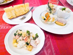 試食に並んだ台湾パイナップルのちらし寿司、白和え、浅漬けなど。黄色がとっても華やか！
