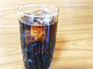 食後のサービスドリンクには、ウーロン茶かアイスコーヒーを選べます