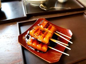 いかだ型のみたらし団子は京都ではちょっとレアな存在