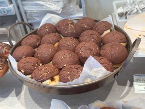 「ショコラティエのカレーパン」（464円）、上にカカオがまぶされている