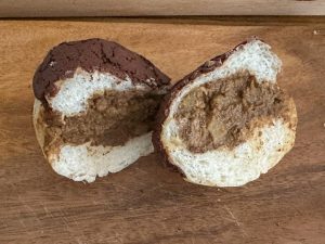 カレーパンは揚げタイプではなく焼きタイプ