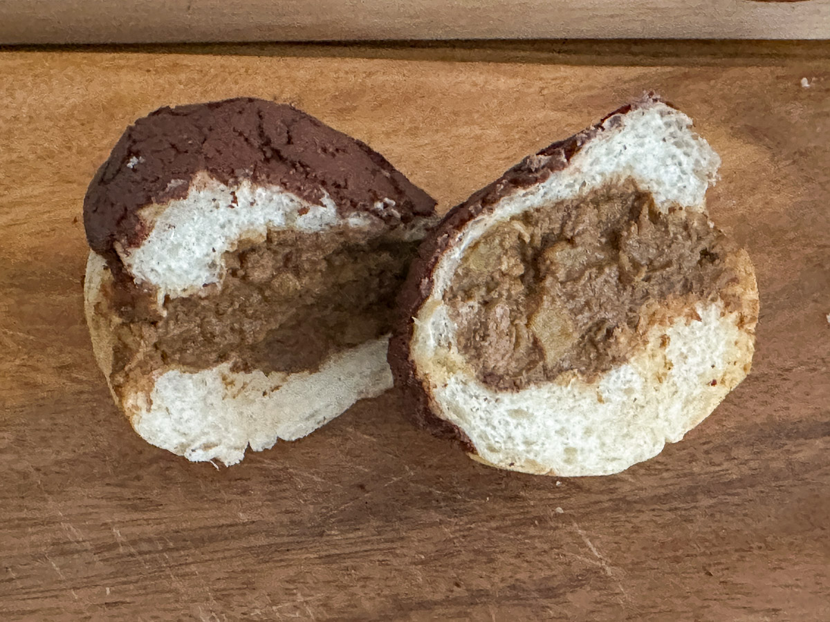 カレーパンは揚げタイプではなく焼きタイプ