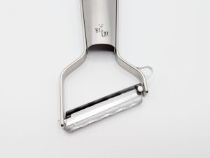斜め20度鋭角設計で食材に刃が入りやすい