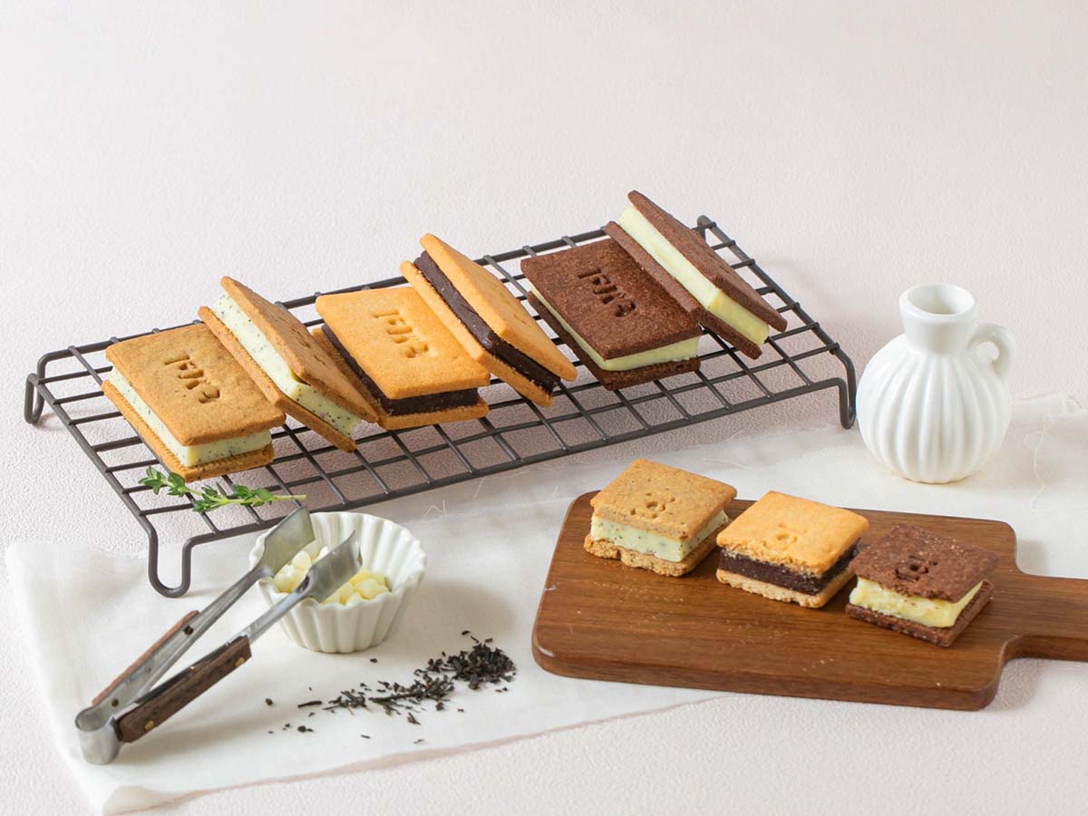 「食物繊維たっぷり生チョコクッキーサンド」(ミルクチョコ・ホワイトチョコ・アールグレイホワイトチョコ)各520円
