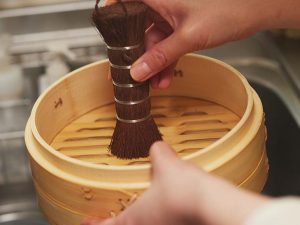 汚れたらたわしで洗い、しっかり水気を拭く。洗剤の成分が浸透してしまうので、洗剤で洗うのは避けましょう